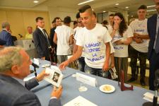 IL PRESIDENTE DEL SENATO PIETRO GRASSI AUTOGRAFA I LIBRI DONATI AI RAGAZZI