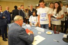 IL PRESIDENTE DEL SENATO PIETRO GRASSI AUTOGRAFA I LIBRI DONATI AI RAGAZZI