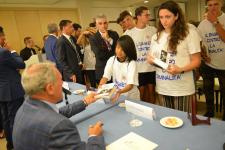 IL PRESIDENTE DEL SENATO PIETRO GRASSI AUTOGRAFA I LIBRI DONATI AI RAGAZZI