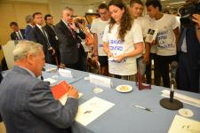 IL PRESIDENTE DEL SENATO PIETRO GRASSI AUTOGRAFA I LIBRI DONATI AI RAGAZZI