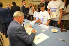IL PRESIDENTE DEL SENATO PIETRO GRASSI AUTOGRAFA I LIBRI DONATI AI RAGAZZI