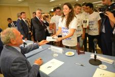 IL PRESIDENTE DEL SENATO PIETRO GRASSI AUTOGRAFA I LIBRI DONATI AI RAGAZZI