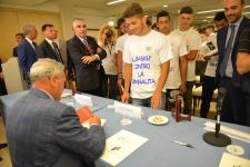 IL PRESIDENTE DEL SENATO PIETRO GRASSI AUTOGRAFA I LIBRI DONATI AI RAGAZZI