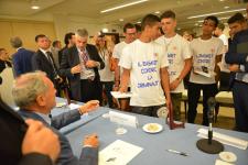 IL PRESIDENTE DEL SENATO PIETRO GRASSI AUTOGRAFA I LIBRI DONATI AI RAGAZZI