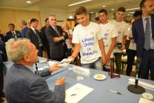 IL PRESIDENTE DEL SENATO PIETRO GRASSI AUTOGRAFA I LIBRI DONATI AI RAGAZZI