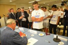 IL PRESIDENTE DEL SENATO PIETRO GRASSI AUTOGRAFA I LIBRI DONATI AI RAGAZZI