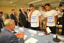 IL PRESIDENTE DEL SENATO PIETRO GRASSI AUTOGRAFA I LIBRI DONATI AI RAGAZZI