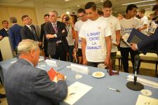 IL PRESIDENTE DEL SENATO PIETRO GRASSI AUTOGRAFA I LIBRI DONATI AI RAGAZZI