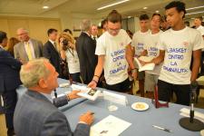 IL PRESIDENTE DEL SENATO PIETRO GRASSI AUTOGRAFA I LIBRI DONATI AI RAGAZZI