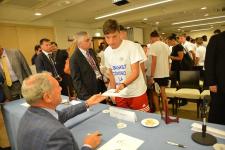 IL PRESIDENTE DEL SENATO PIETRO GRASSI AUTOGRAFA I LIBRI DONATI AI RAGAZZI