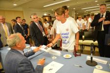 IL PRESIDENTE DEL SENATO PIETRO GRASSI AUTOGRAFA I LIBRI DONATI AI RAGAZZI