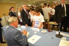 IL PRESIDENTE DEL SENATO PIETRO GRASSI AUTOGRAFA I LIBRI DONATI AI RAGAZZI