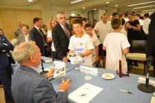 IL PRESIDENTE DEL SENATO PIETRO GRASSI AUTOGRAFA I LIBRI DONATI AI RAGAZZI