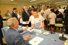 IL PRESIDENTE DEL SENATO PIETRO GRASSI AUTOGRAFA I LIBRI DONATI AI RAGAZZI