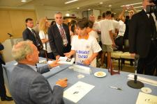 IL PRESIDENTE DEL SENATO PIETRO GRASSI AUTOGRAFA I LIBRI DONATI AI RAGAZZI