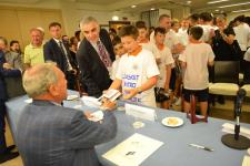 IL PRESIDENTE DEL SENATO PIETRO GRASSI AUTOGRAFA I LIBRI DONATI AI RAGAZZI