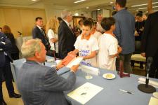 IL PRESIDENTE DEL SENATO PIETRO GRASSI AUTOGRAFA I LIBRI DONATI AI RAGAZZI