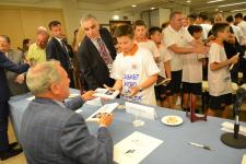 IL PRESIDENTE DEL SENATO PIETRO GRASSI AUTOGRAFA I LIBRI DONATI AI RAGAZZI