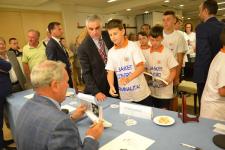 IL PRESIDENTE DEL SENATO PIETRO GRASSI AUTOGRAFA I LIBRI DONATI AI RAGAZZI