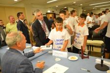 IL PRESIDENTE DEL SENATO PIETRO GRASSI AUTOGRAFA I LIBRI DONATI AI RAGAZZI