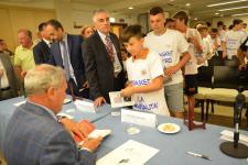 IL PRESIDENTE DEL SENATO PIETRO GRASSI AUTOGRAFA I LIBRI DONATI AI RAGAZZI