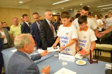 IL PRESIDENTE DEL SENATO PIETRO GRASSI AUTOGRAFA I LIBRI DONATI AI RAGAZZI