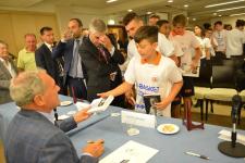 IL PRESIDENTE DEL SENATO PIETRO GRASSI AUTOGRAFA I LIBRI DONATI AI RAGAZZI