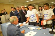 IL PRESIDENTE DEL SENATO PIETRO GRASSI AUTOGRAFA I LIBRI DONATI AI RAGAZZI