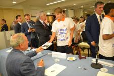 IL PRESIDENTE DEL SENATO PIETRO GRASSI AUTOGRAFA I LIBRI DONATI AI RAGAZZI