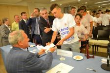 IL PRESIDENTE DEL SENATO PIETRO GRASSI AUTOGRAFA I LIBRI DONATI AI RAGAZZI