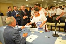 IL PRESIDENTE DEL SENATO PIETRO GRASSI AUTOGRAFA I LIBRI DONATI AI RAGAZZI