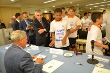 IL PRESIDENTE DEL SENATO PIETRO GRASSI AUTOGRAFA I LIBRI DONATI AI RAGAZZI