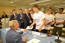 IL PRESIDENTE DEL SENATO PIETRO GRASSI AUTOGRAFA I LIBRI DONATI AI RAGAZZI