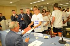 IL PRESIDENTE DEL SENATO PIETRO GRASSI AUTOGRAFA I LIBRI DONATI AI RAGAZZI