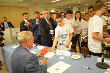 IL PRESIDENTE DEL SENATO PIETRO GRASSI AUTOGRAFA I LIBRI DONATI AI RAGAZZI