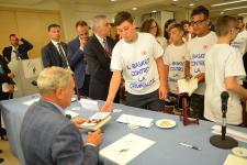 IL PRESIDENTE DEL SENATO PIETRO GRASSI AUTOGRAFA I LIBRI DONATI AI RAGAZZI