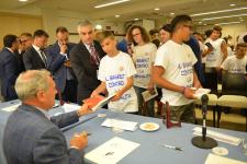IL PRESIDENTE DEL SENATO PIETRO GRASSI AUTOGRAFA I LIBRI DONATI AI RAGAZZI