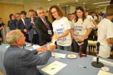 IL PRESIDENTE DEL SENATO PIETRO GRASSI AUTOGRAFA I LIBRI DONATI AI RAGAZZI