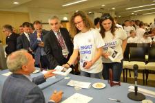 IL PRESIDENTE DEL SENATO PIETRO GRASSI AUTOGRAFA I LIBRI DONATI AI RAGAZZI