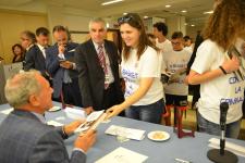 IL PRESIDENTE DEL SENATO PIETRO GRASSI AUTOGRAFA I LIBRI DONATI AI RAGAZZI