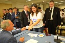 IL PRESIDENTE DEL SENATO PIETRO GRASSI AUTOGRAFA I LIBRI DONATI AI RAGAZZI