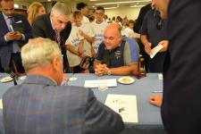 IL PRESIDENTE DEL SENATO PIETRO GRASSI AUTOGRAFA I LIBRI DONATI AI RAGAZZI