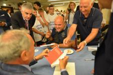 IL PRESIDENTE DEL SENATO PIETRO GRASSI AUTOGRAFA I LIBRI DONATI AI RAGAZZI