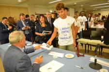 IL PRESIDENTE DEL SENATO PIETRO GRASSI AUTOGRAFA I LIBRI DONATI AI RAGAZZI