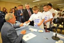 IL PRESIDENTE DEL SENATO PIETRO GRASSI AUTOGRAFA I LIBRI DONATI AI RAGAZZI