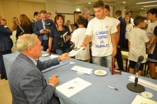 IL PRESIDENTE DEL SENATO PIETRO GRASSI AUTOGRAFA I LIBRI DONATI AI RAGAZZI