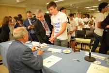IL PRESIDENTE DEL SENATO PIETRO GRASSI AUTOGRAFA I LIBRI DONATI AI RAGAZZI