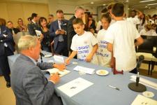 IL PRESIDENTE DEL SENATO PIETRO GRASSI AUTOGRAFA I LIBRI DONATI AI RAGAZZI