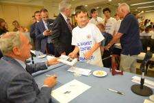 IL PRESIDENTE DEL SENATO PIETRO GRASSI AUTOGRAFA I LIBRI DONATI AI RAGAZZI