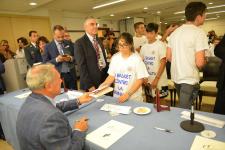 IL PRESIDENTE DEL SENATO PIETRO GRASSI AUTOGRAFA I LIBRI DONATI AI RAGAZZI